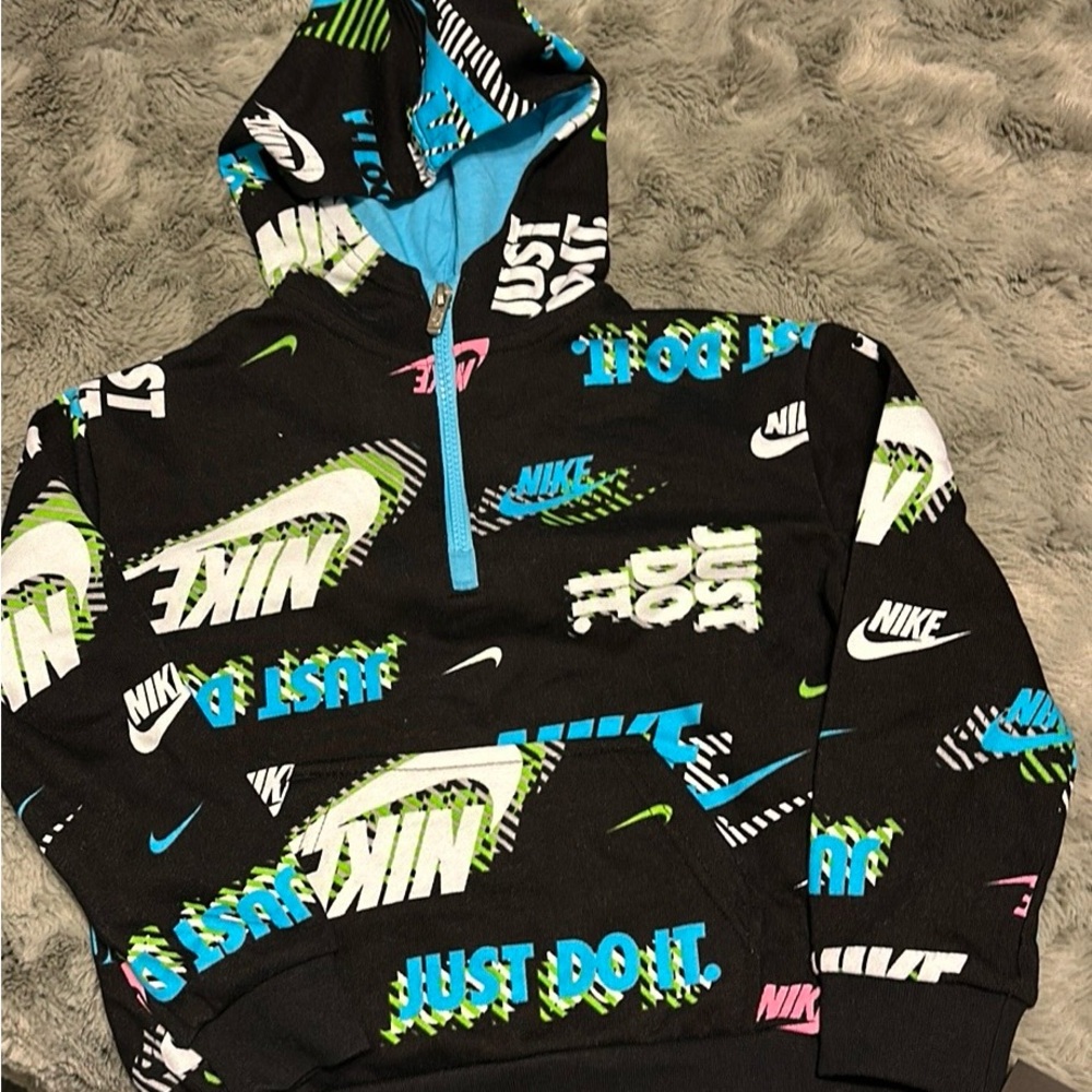 NWT Nike hoodie with front pocket.